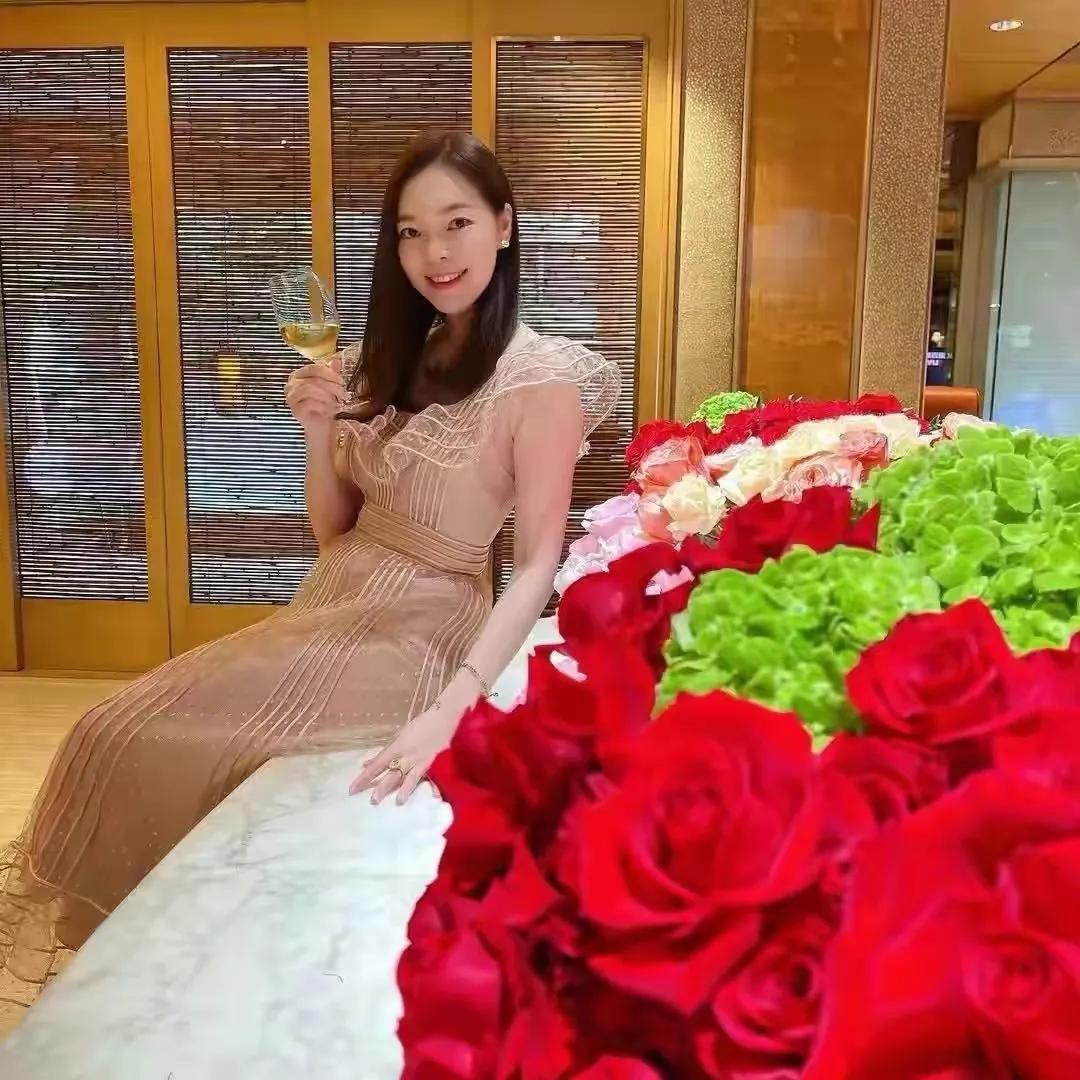 郭台铭:原配离世直呼上帝不公,却转身娶了比儿子大两岁的小娇妻