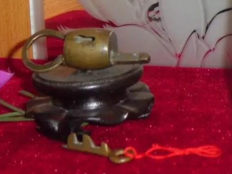 男子为了控制女友，强制给她带上贞操锁，村民愤怒报警。