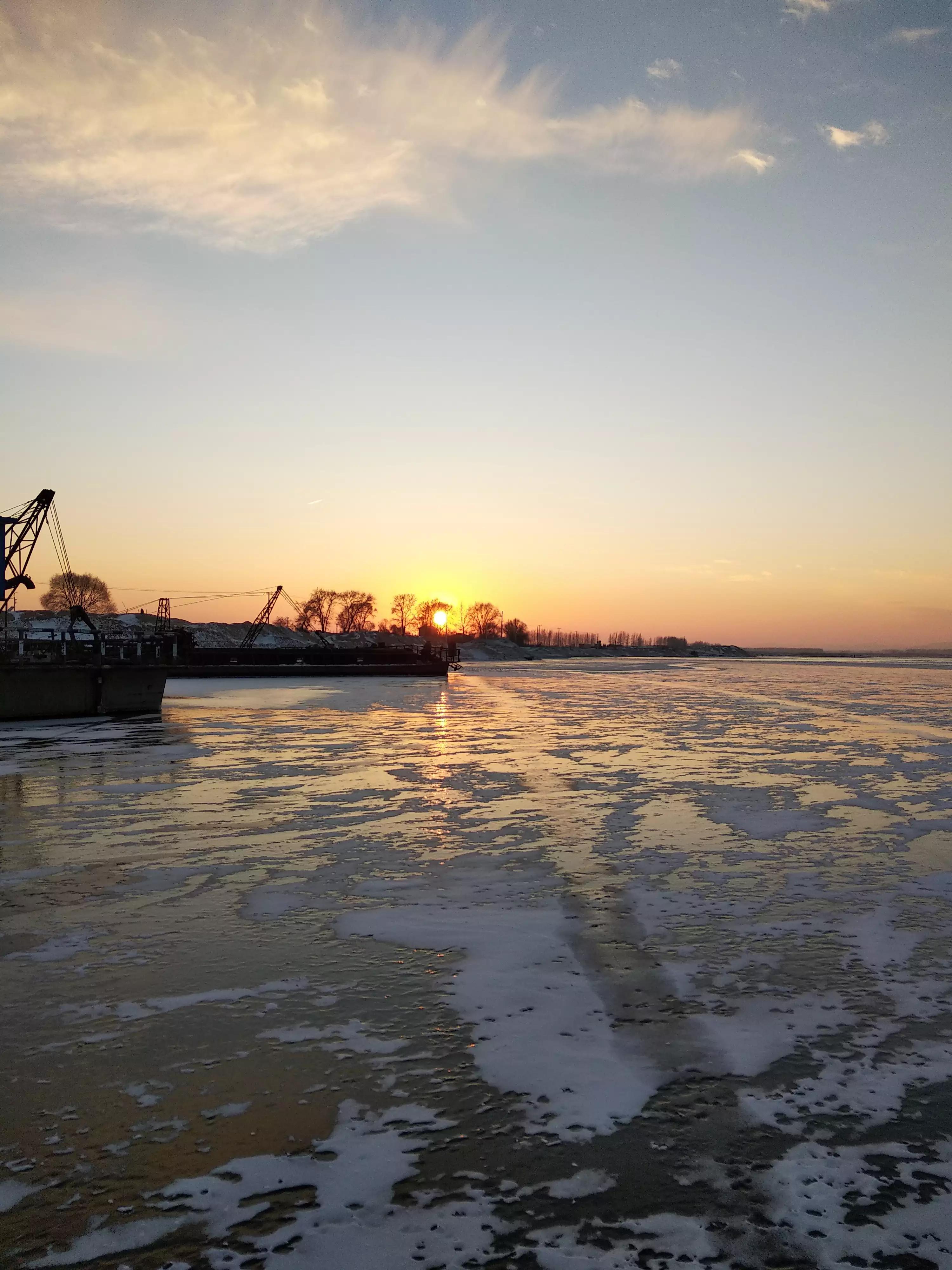 冬季的松花江千里冰封,松花江黄昏图片