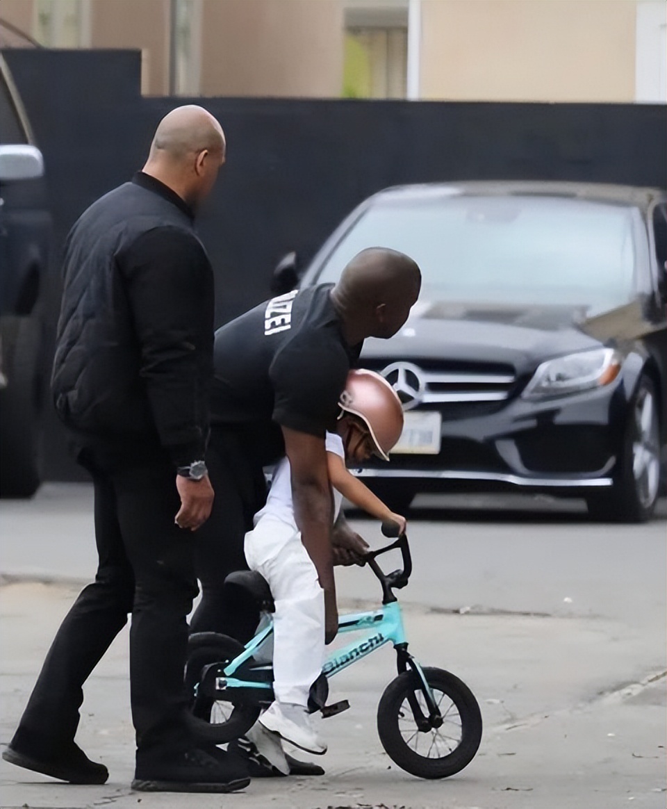 坎爷和24岁新欢出街秋裤,坎爷带妻子出门