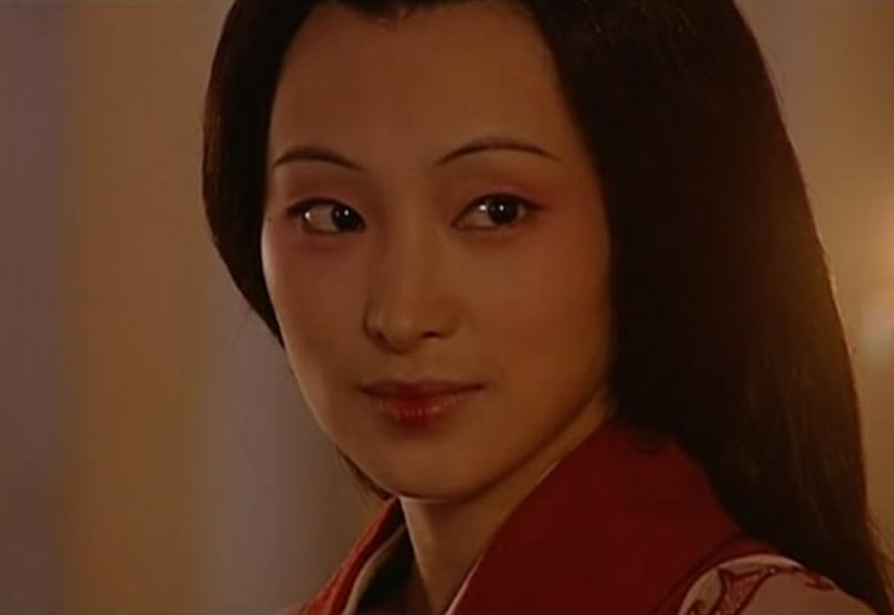 周迅青春靓丽蔡少芬人老珠黄,给皇后