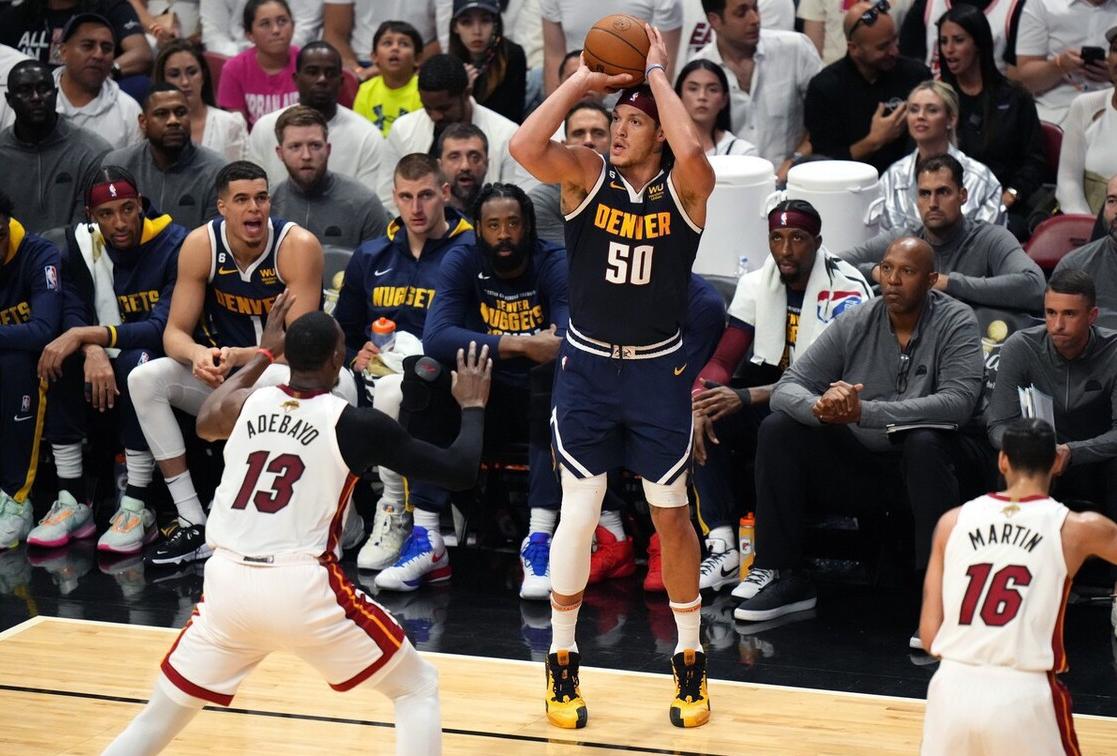 马龙2连胜,马龙4-3逆转夺冠眼神