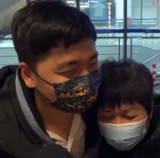 张洋洋终于露出庐山真面目，摘下口罩撞脸黄轩，网友：缺女友吗？