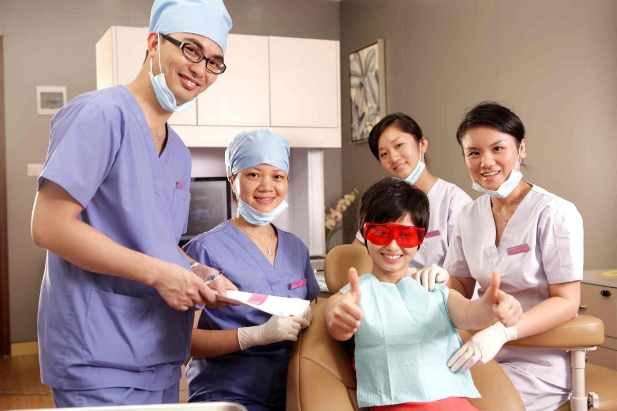 为什么种植一颗牙比一口假牙还贵,为什么假牙种牙这么贵