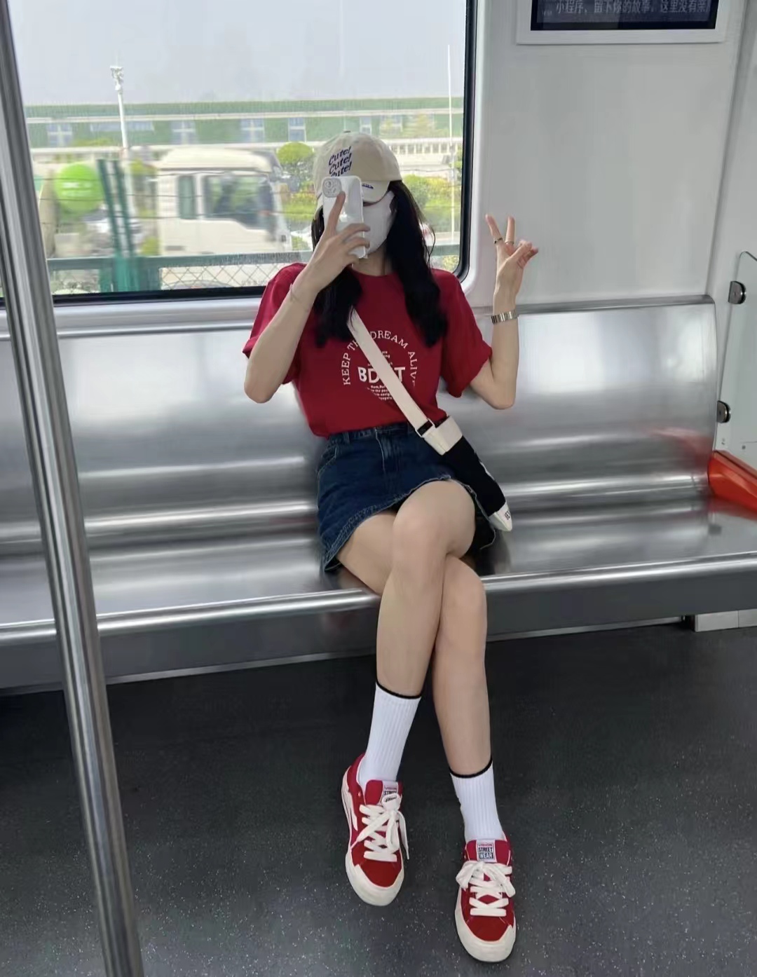 冬季包臀牛仔短裙搭配什么上衣,牛仔短裙配什么上衣比较好看女