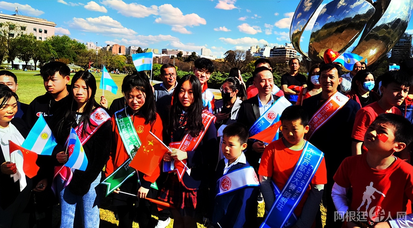 歌唱祖国，喜迎二十大：阿根廷侨界举行快闪大合唱活动