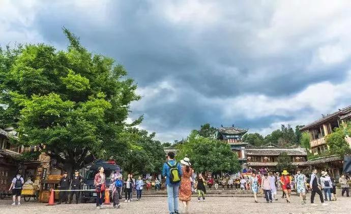 丽江古城一家客栈,丽江古城哪一家客栈门口有个大树