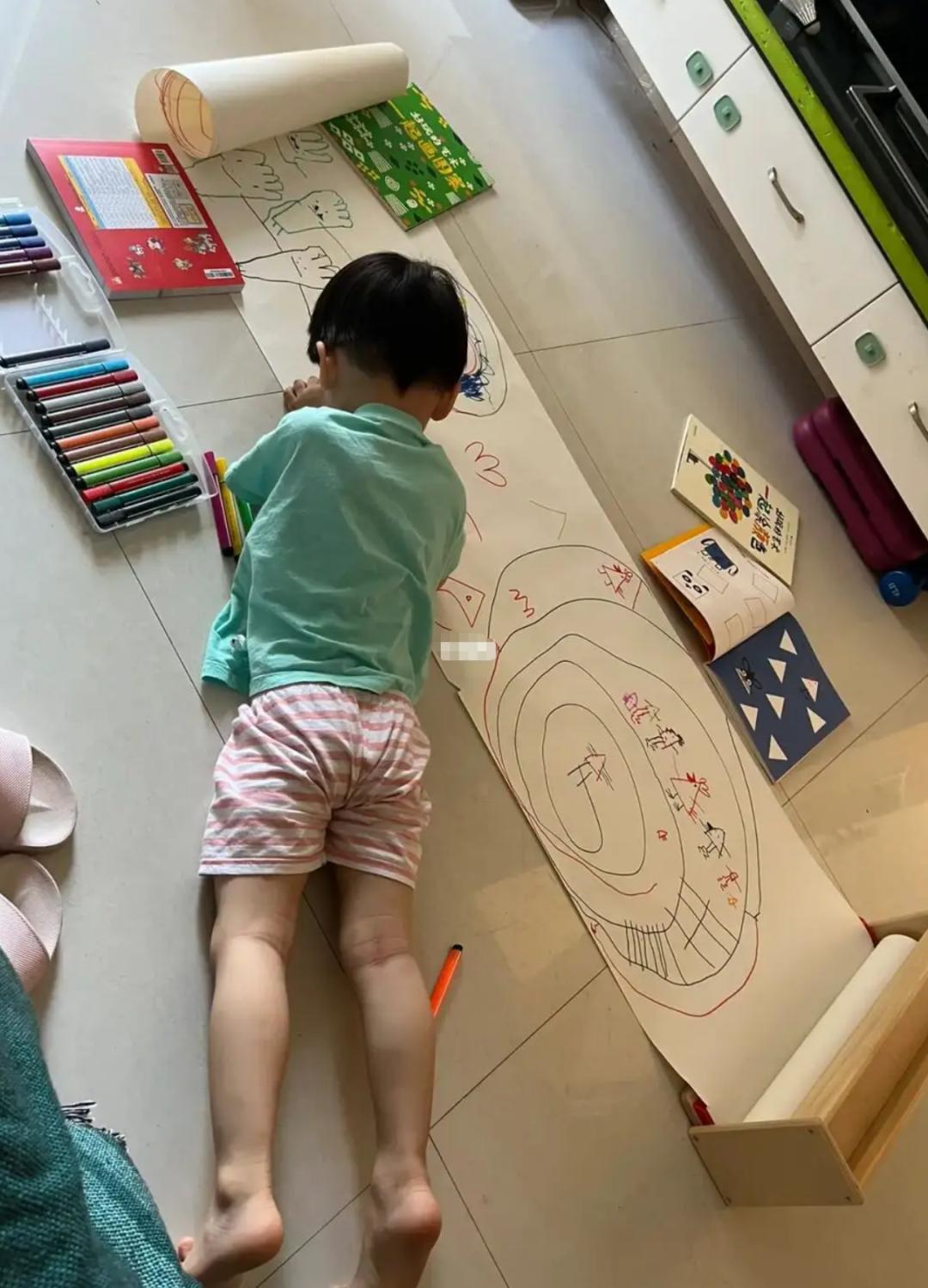 宝宝在墙壁上乱画,宝宝在墙上乱画蜡笔怎么办