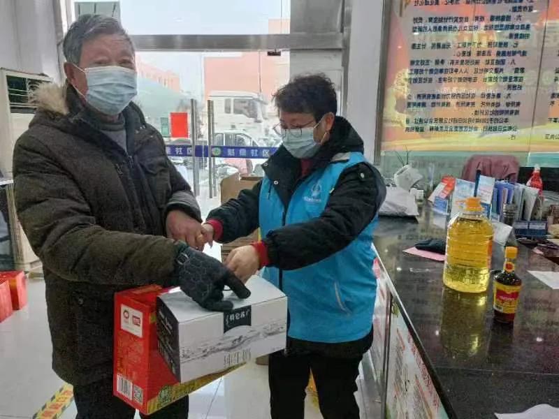 社区网格员用行动传递正能量,党员志愿者队伍传递社区正能量