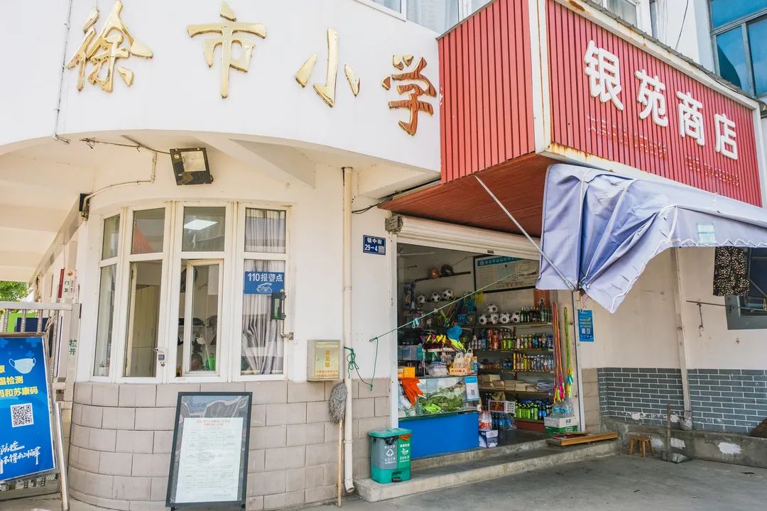 校门口的小店从来没有让人失望,校门口小店生意火爆