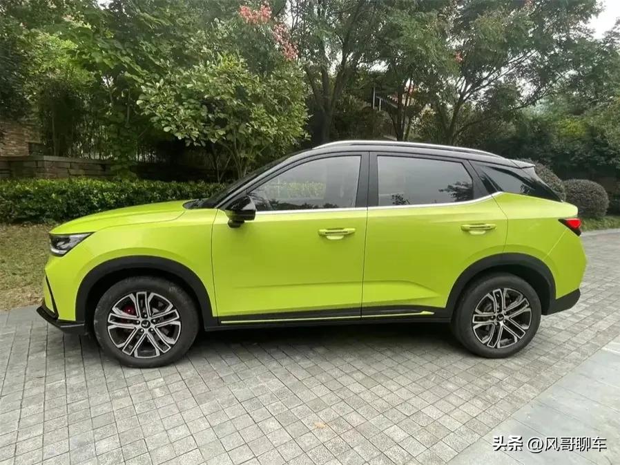 五菱推出“神车”星驰，5万多元SUV，油耗6.4升，配置给这么多？