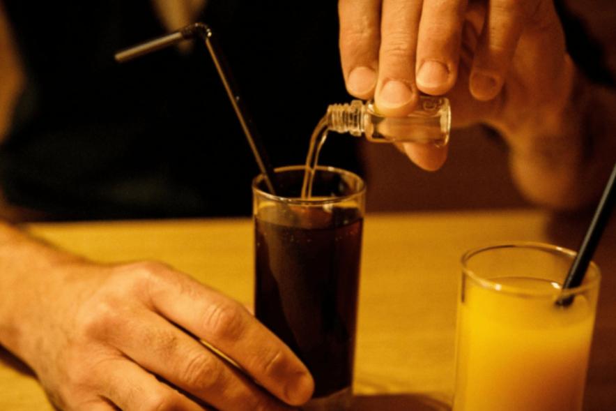 祸害女性的“液体快乐丸”是什么？几滴就会昏迷，不记得发生过程