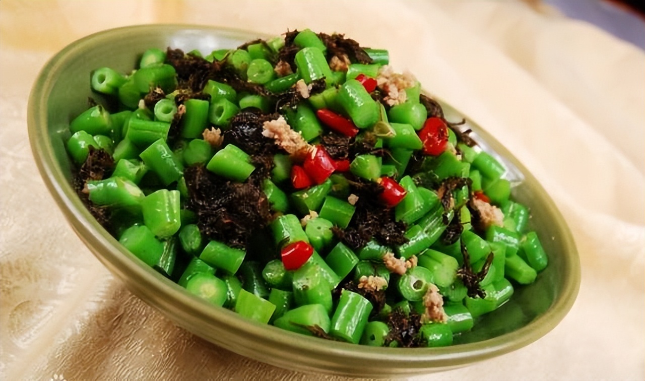 他从经营一家杂咸铺开始，成就香港橄榄菜江湖传说