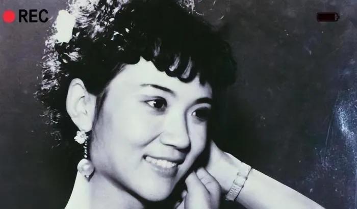 谢娜母女照片对比,谢娜晒两女儿合照