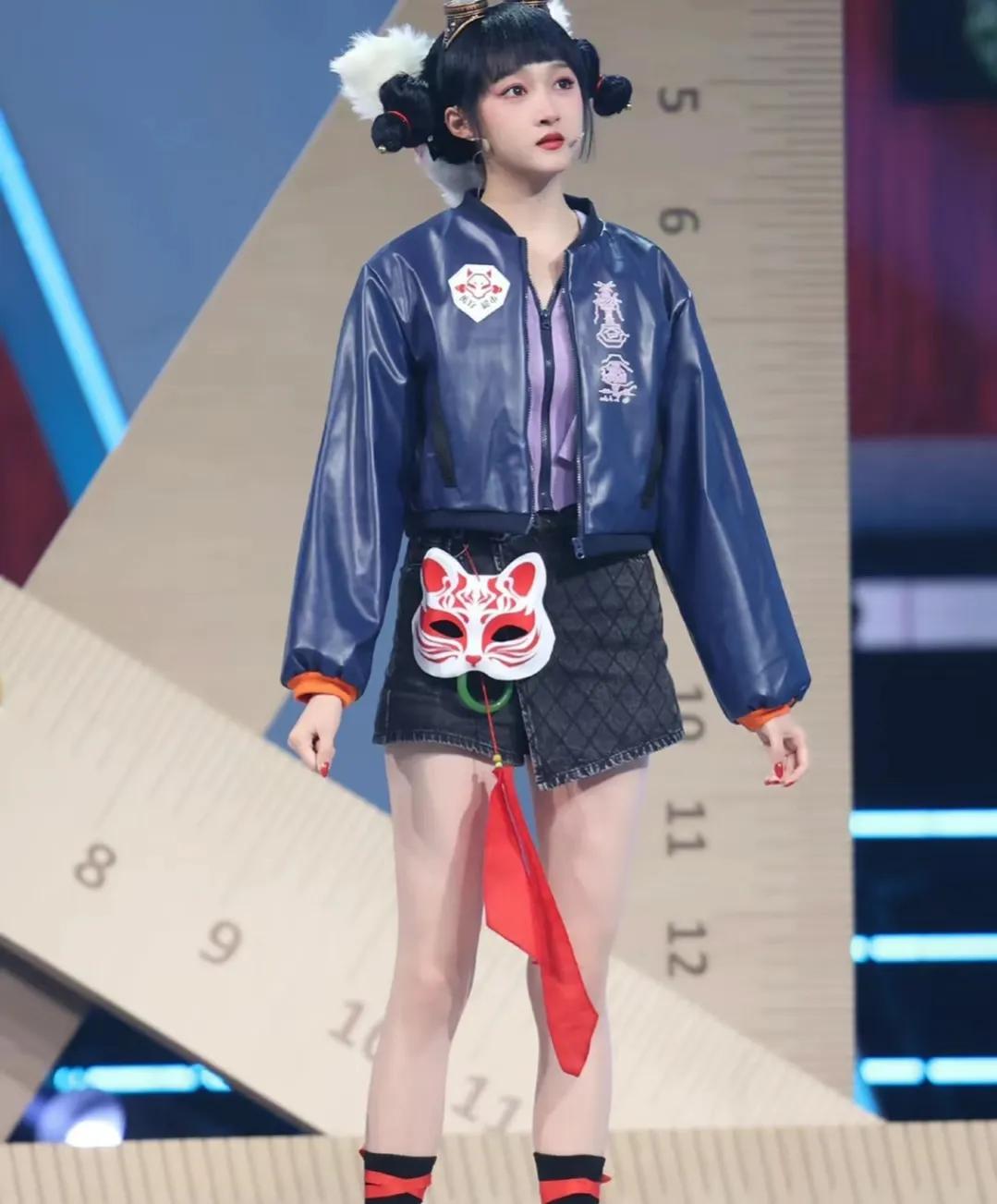 关晓彤刘海撩上去贴头皮造型,关晓彤有刘海也没刘海