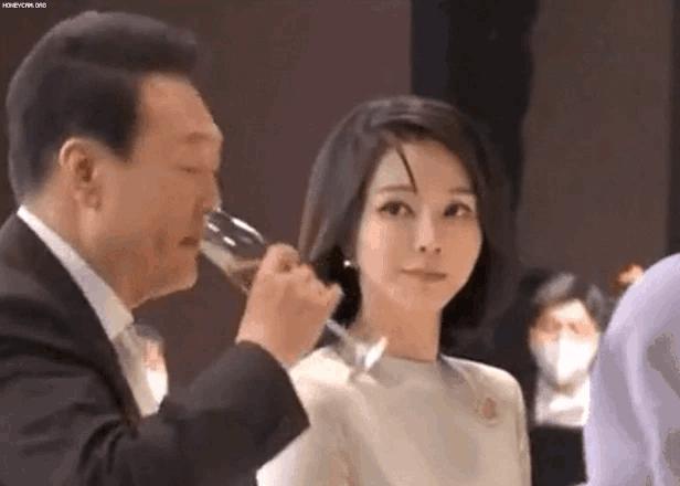 韩国第一夫人变低调，金建熙新年穿着好少女，吸取G20峰会教训