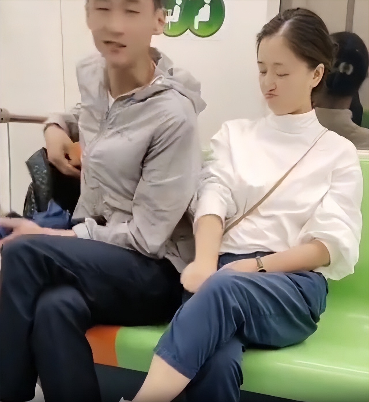 上海一聋哑情侣地铁上用手语交谈，打情骂俏温馨幸福：挺有夫妻相