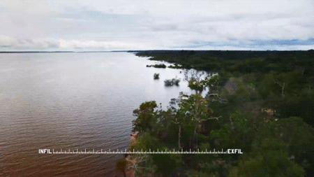虫子拌百香果？《决胜荒野3》里，德爷又吃起雨林黑暗料理了