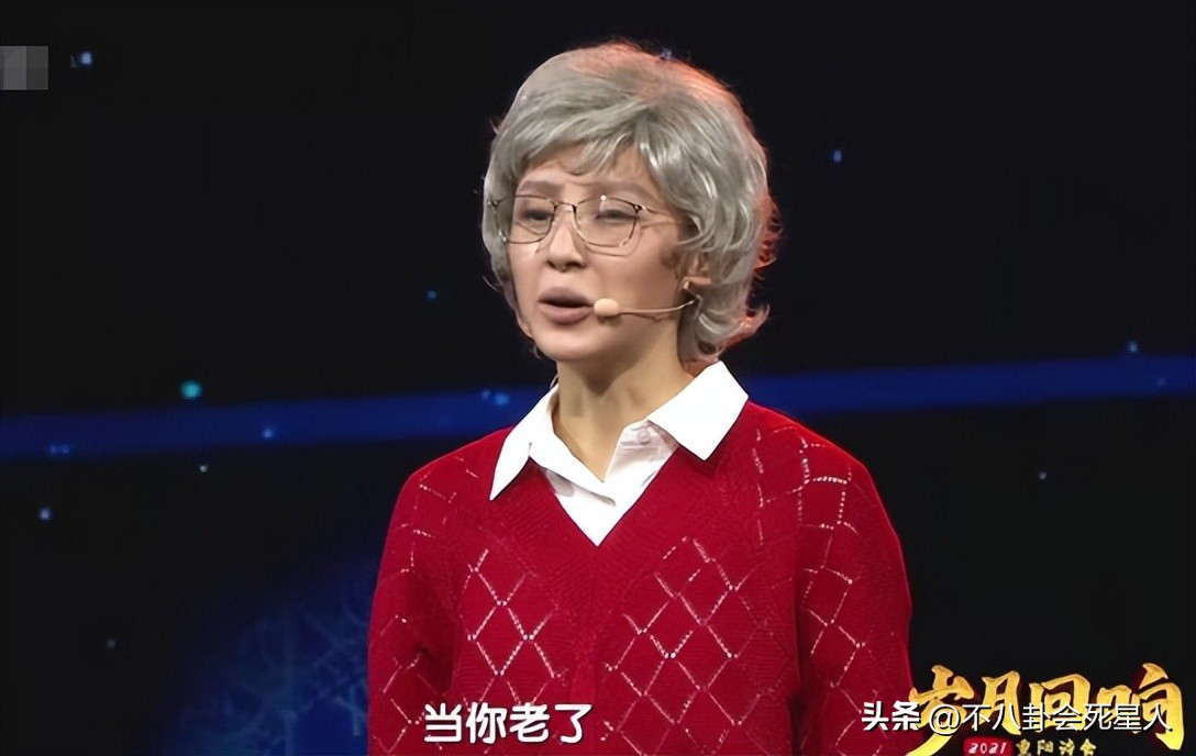 戴假发、穿半截西装、贴胶带瘦脸,原来央视的主持人这么“假”