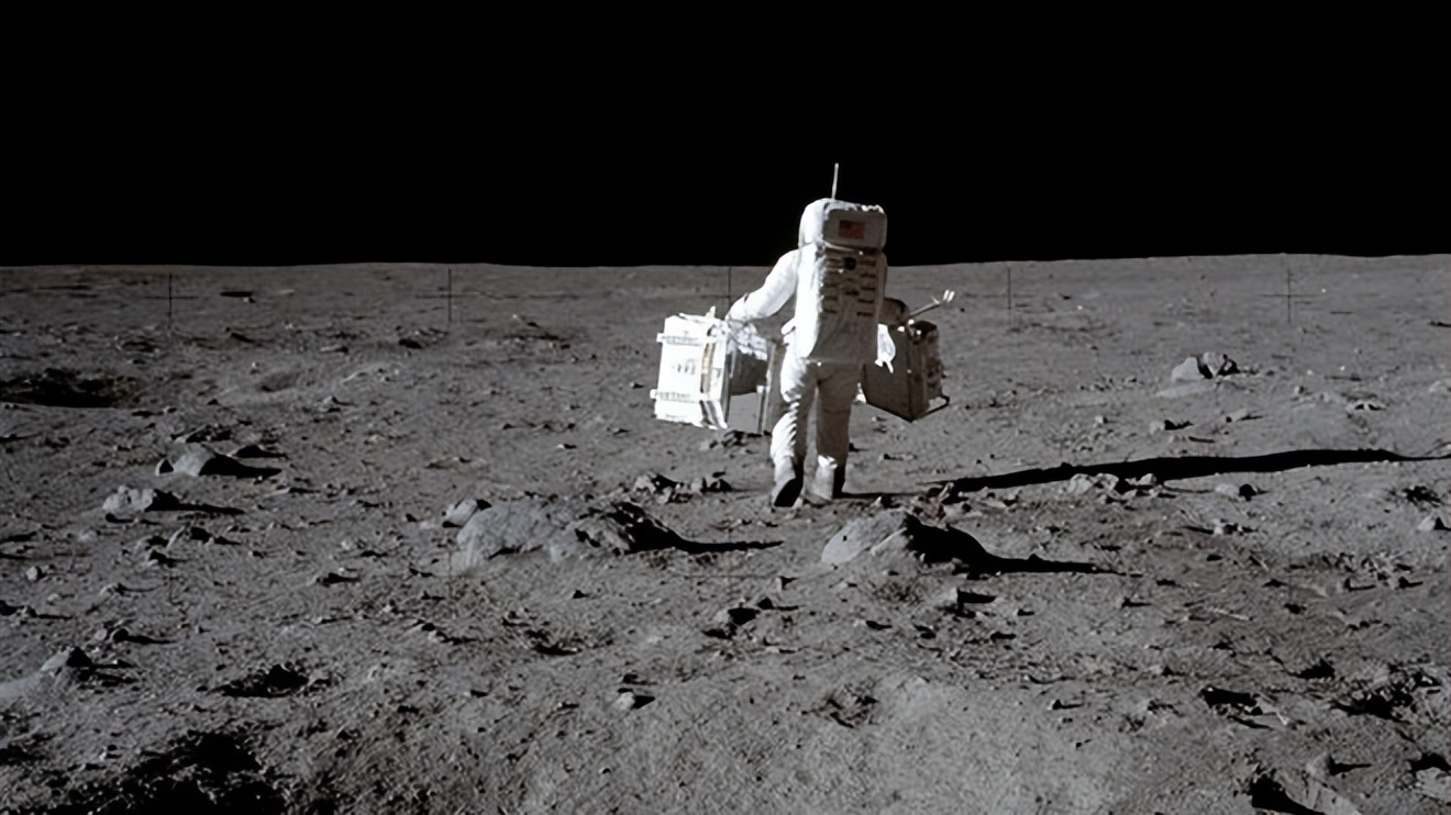 月球的背后是外星人的基地吗,月球里面真的是外星人的基地吗