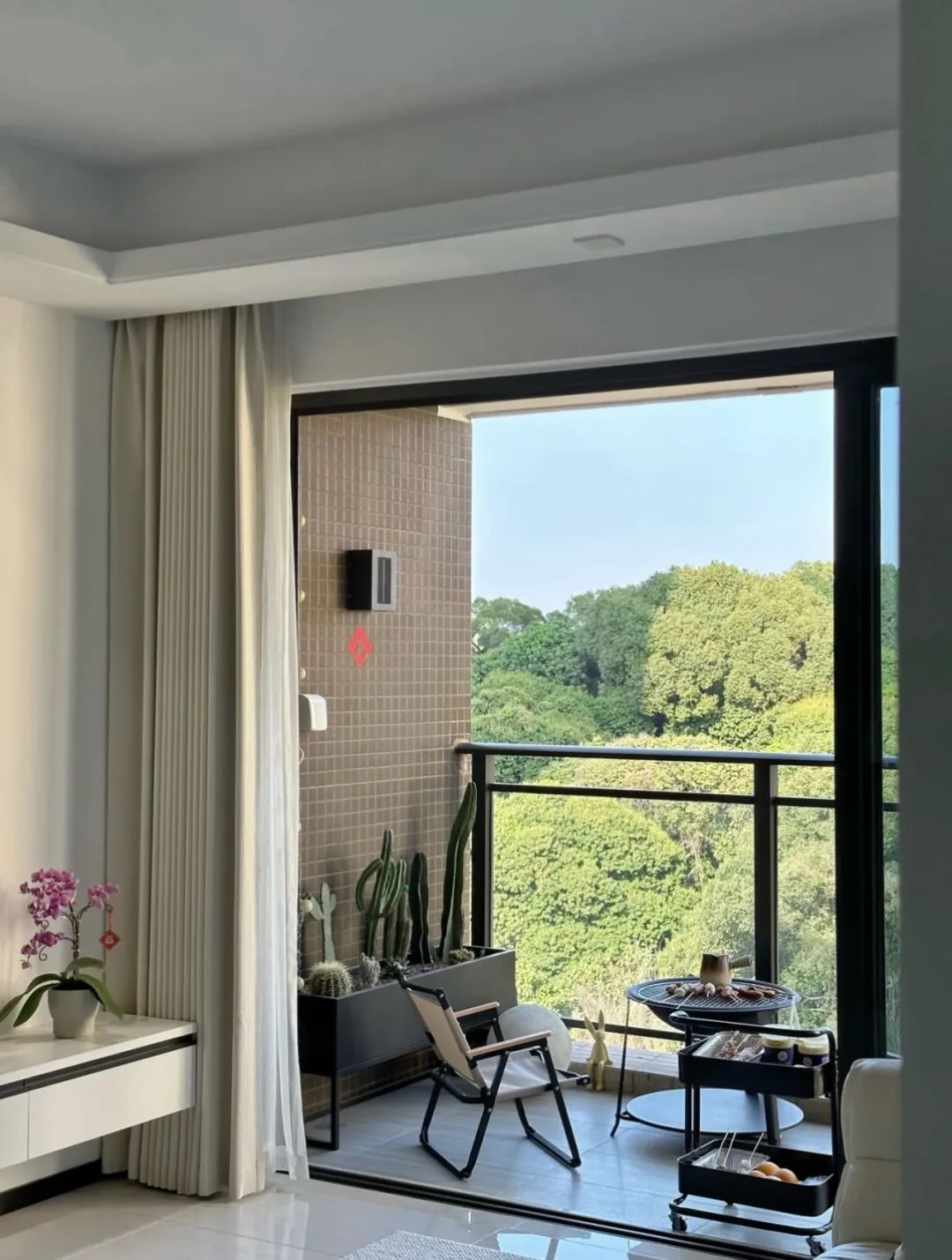 阳台用瓷砖好还是防腐木好,阳台地面铺防腐木好还是地砖好