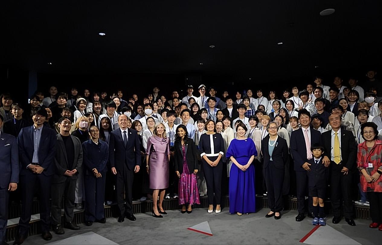 太太团在广岛G7放大招了！吉尔换成紫裙好高贵，日本夫人蓝裙翻车