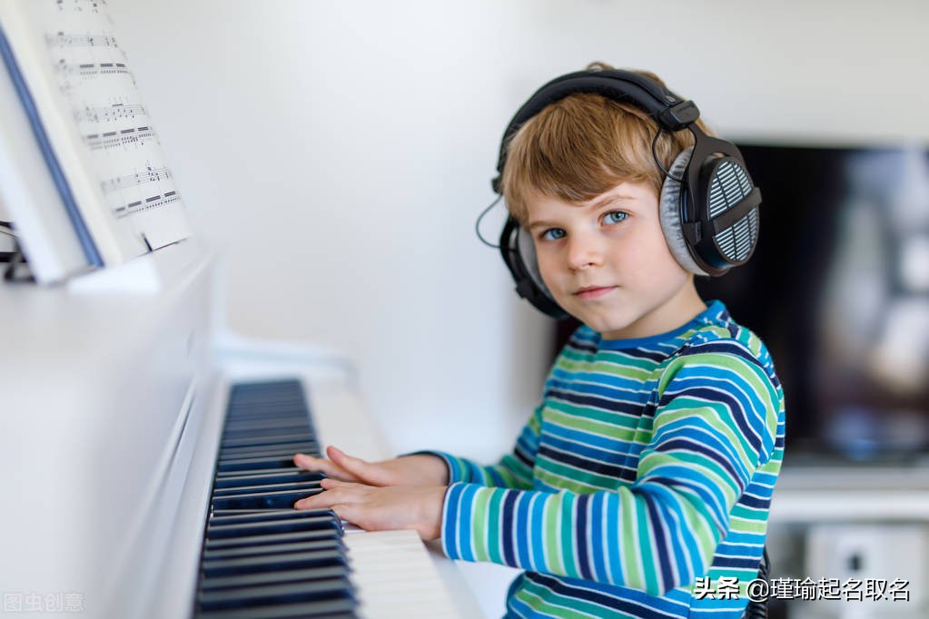 顶天立地、阳光大气、德才兼备的男孩名，大家连连称赞