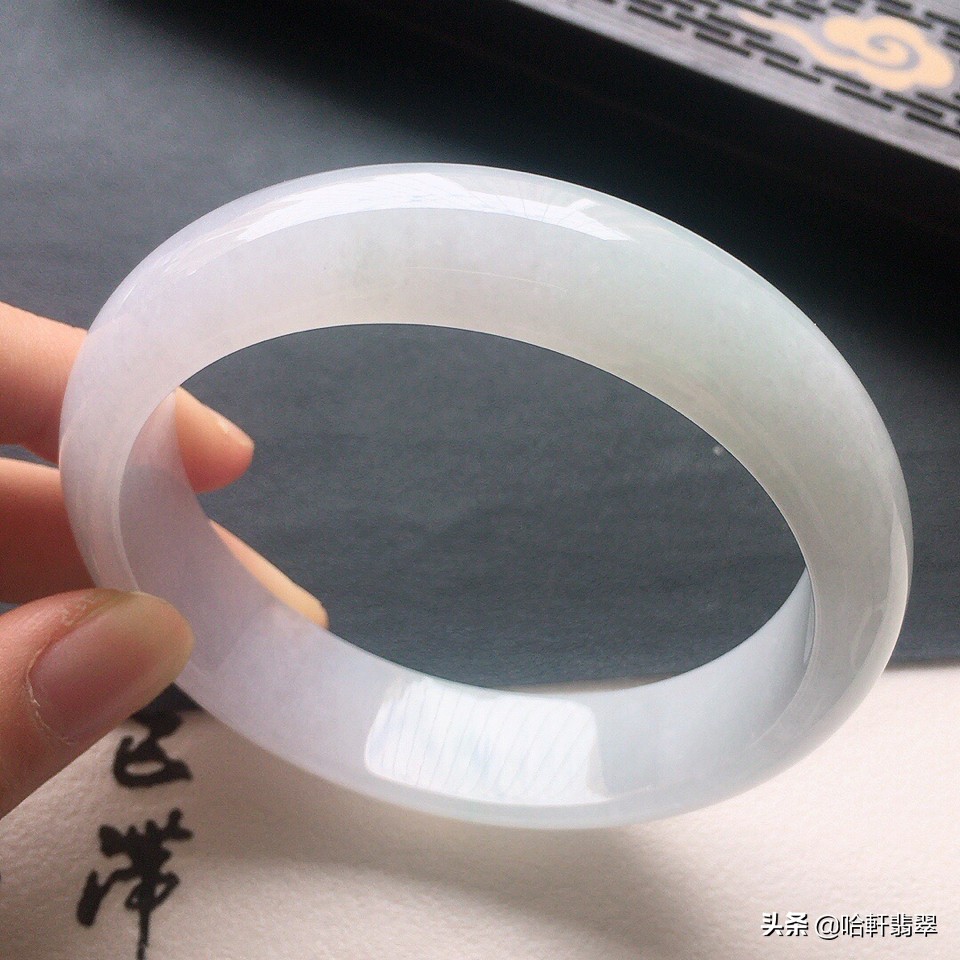 3000左右能买什么样的翡翠挂件,三万预算买翡翠镯子还是吊坠好