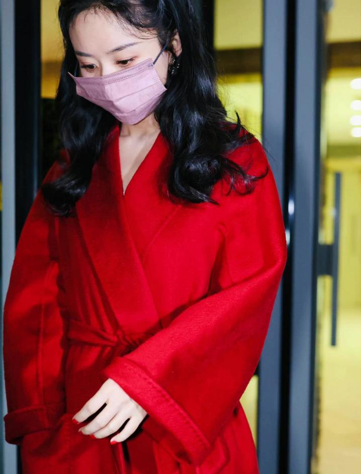 赵丽颖机场大衣,赵丽颖黑色带帽衣服
