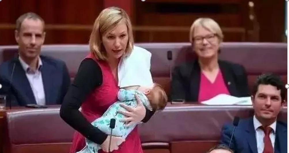 太不体面了！公共场合居然撩起衣服给ta喂奶？