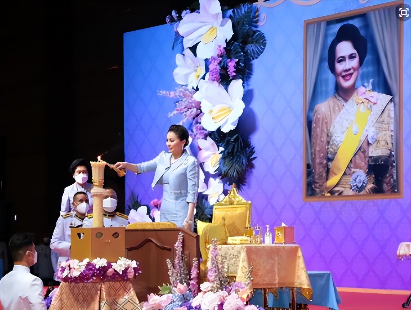 苏提达孝心感动诗丽吉，喜提皇家珍宝礼盒，得到太后私人收藏品