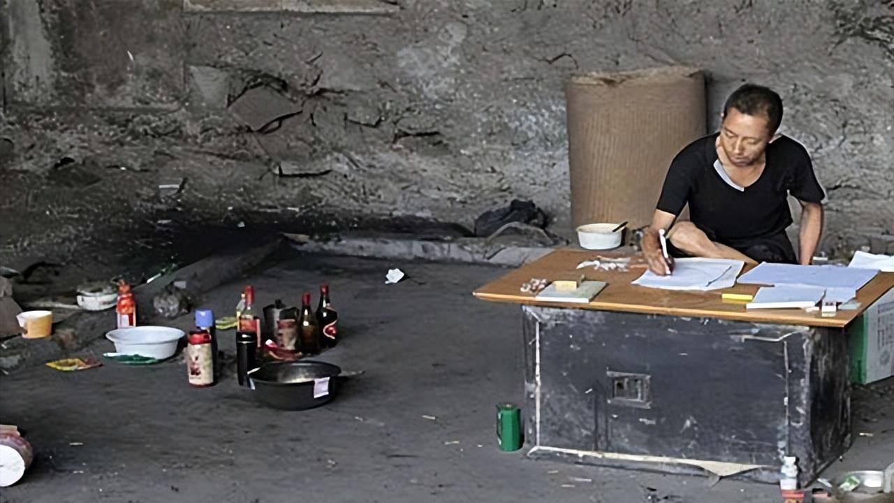 男子在桥洞下研究彩票18年,男子蜗居桥洞研究彩票后续
