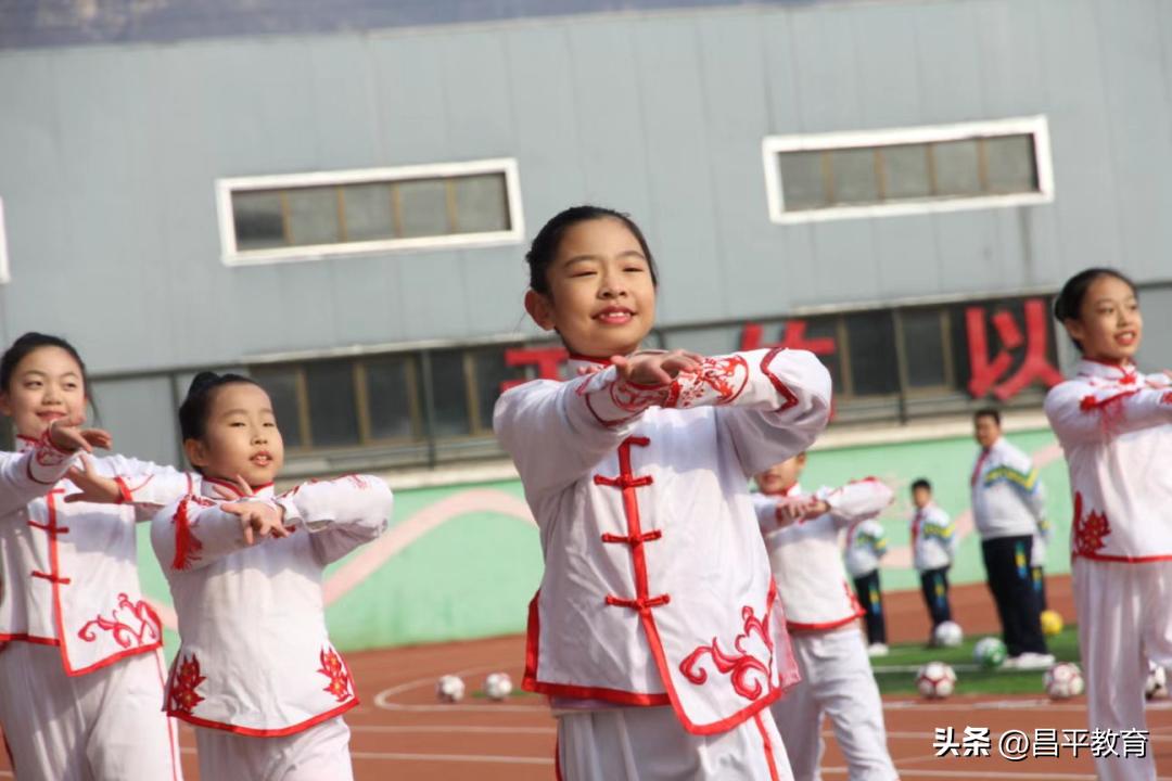 西班牙教练教中国学生踢球,中国足球学校西班牙教练