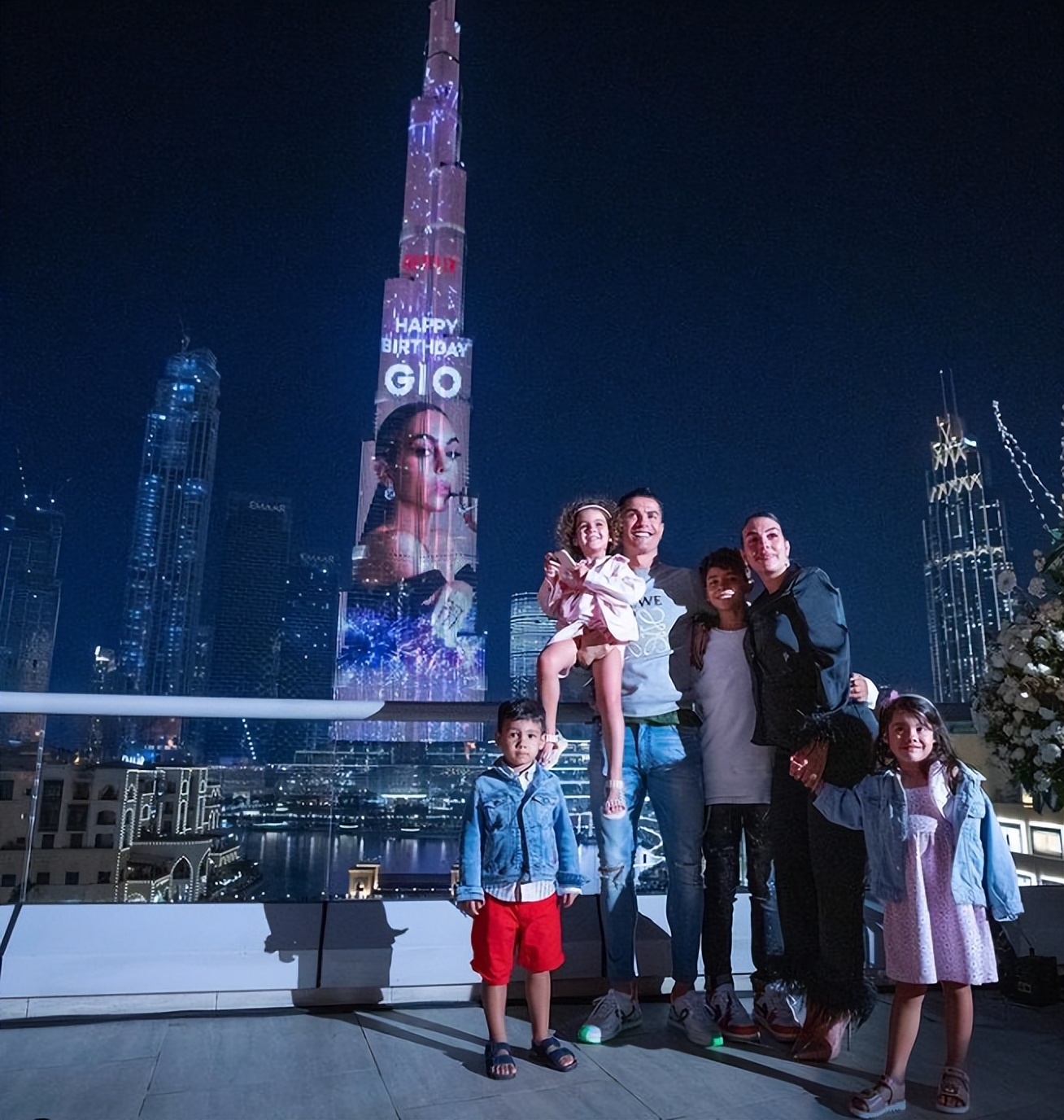 为什么c罗选了一个柜姐,c罗最重要的两个女人