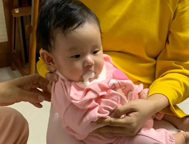 预防新生儿月子期间吐奶的方法,宝宝吃饱后怎样预防吐奶睡觉