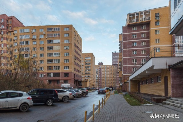 停在小区的车被撞对方如何赔偿,停在小区里的车被撞