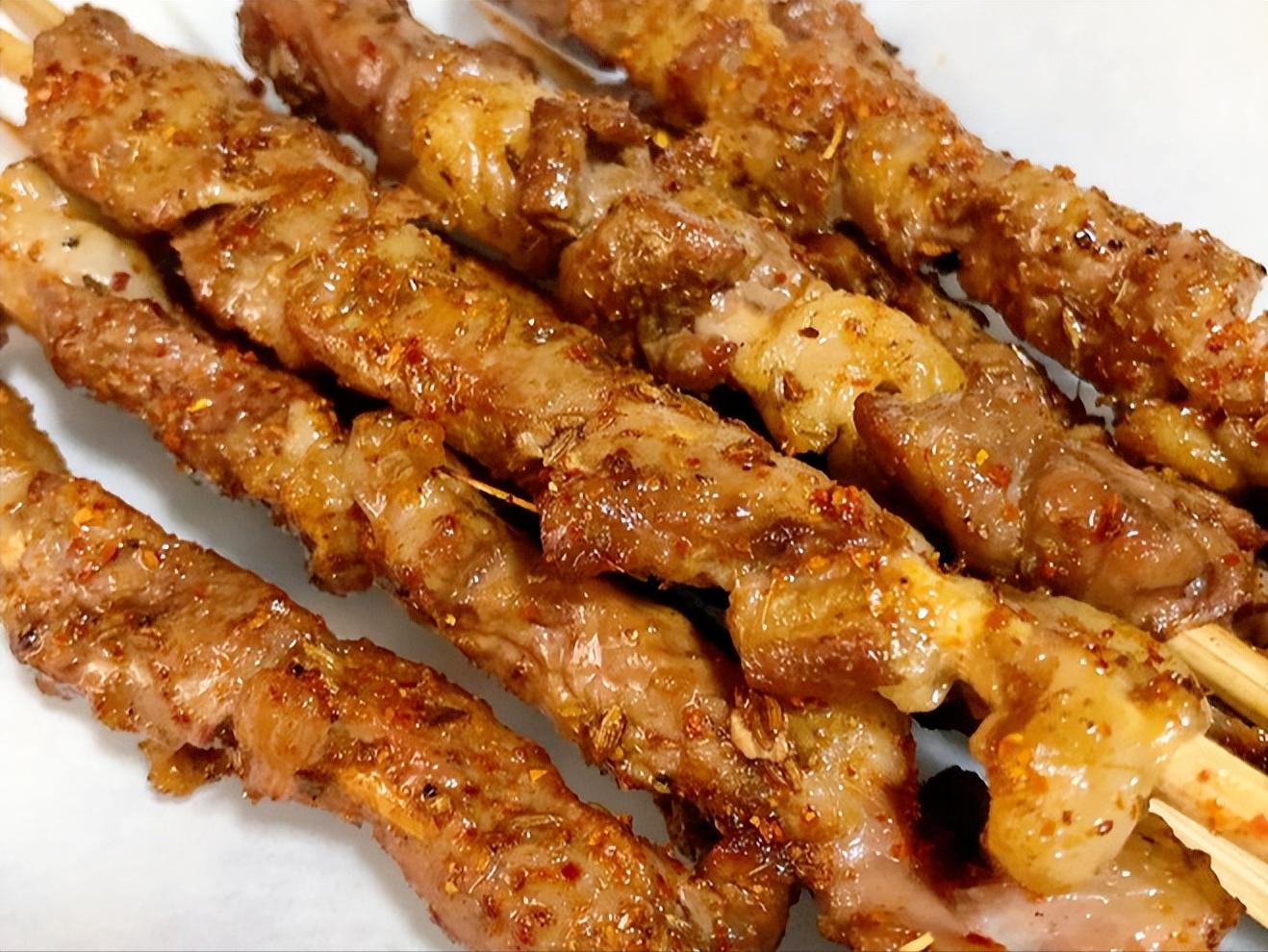 烤肉摊的秘制烤羊肉串,从腌肉到烧烤,配方详细,外焦里嫩太香了