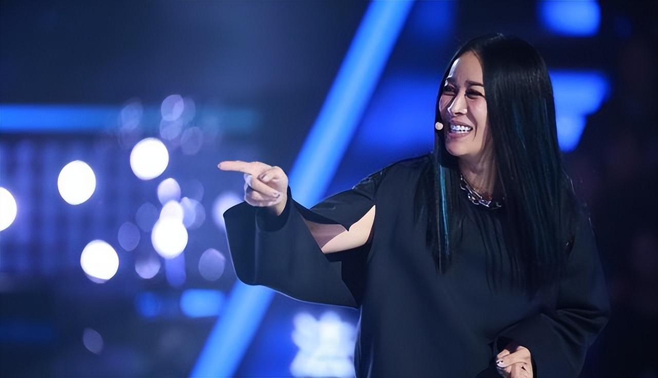 父亲和溥仪合照，又是正经的“皇亲国戚”，那英到底是何身份？