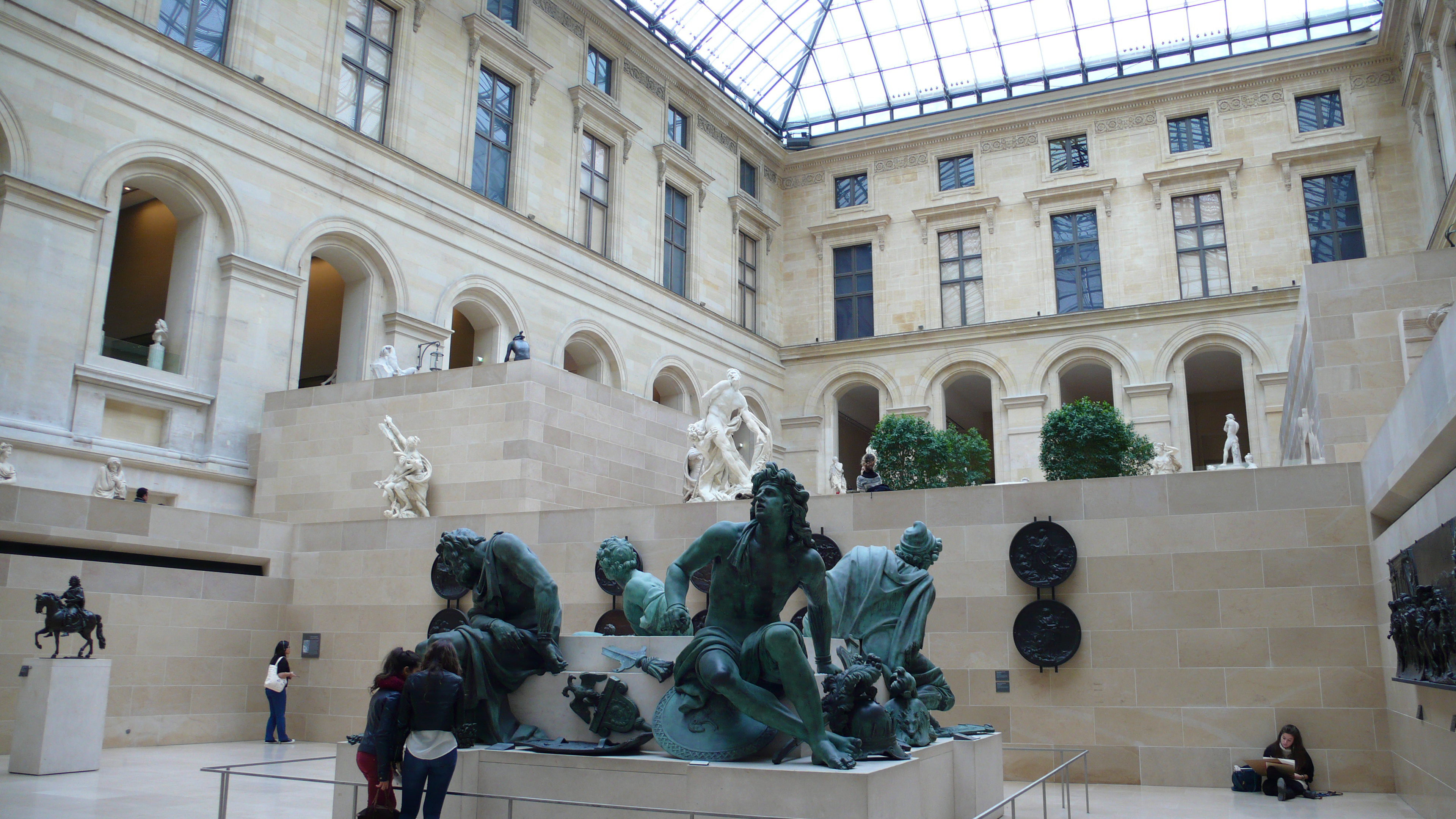 卢浮宫在历史上经历了怎样的改造？它在法国有怎样的地位？