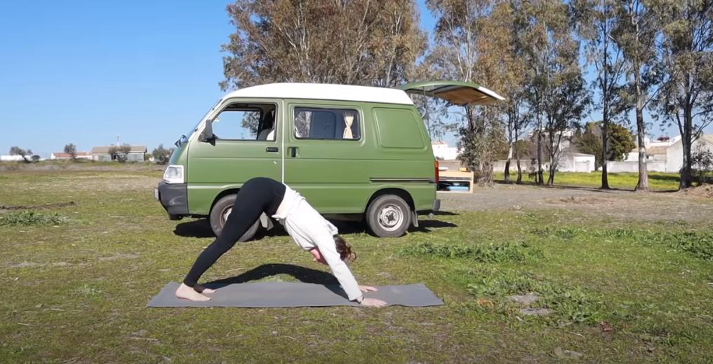 房车里的蜗居生活,国外夫妻房车生活