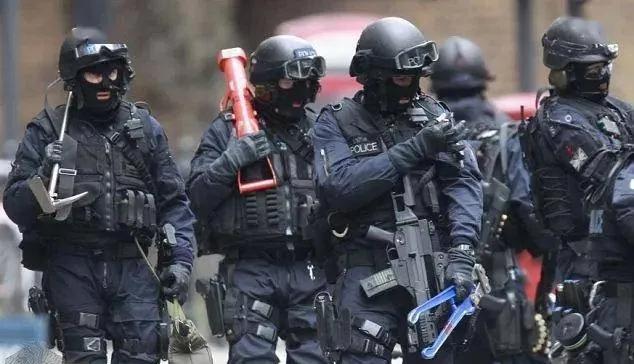 特警商场反恐演练,特警反恐单兵装备