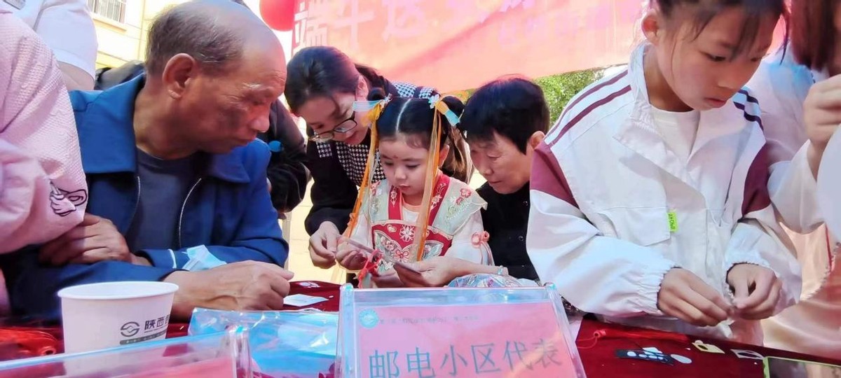 临渭区杜桥街道社工站联动各社工室开展“浓情端午，乐在其粽”主题活动