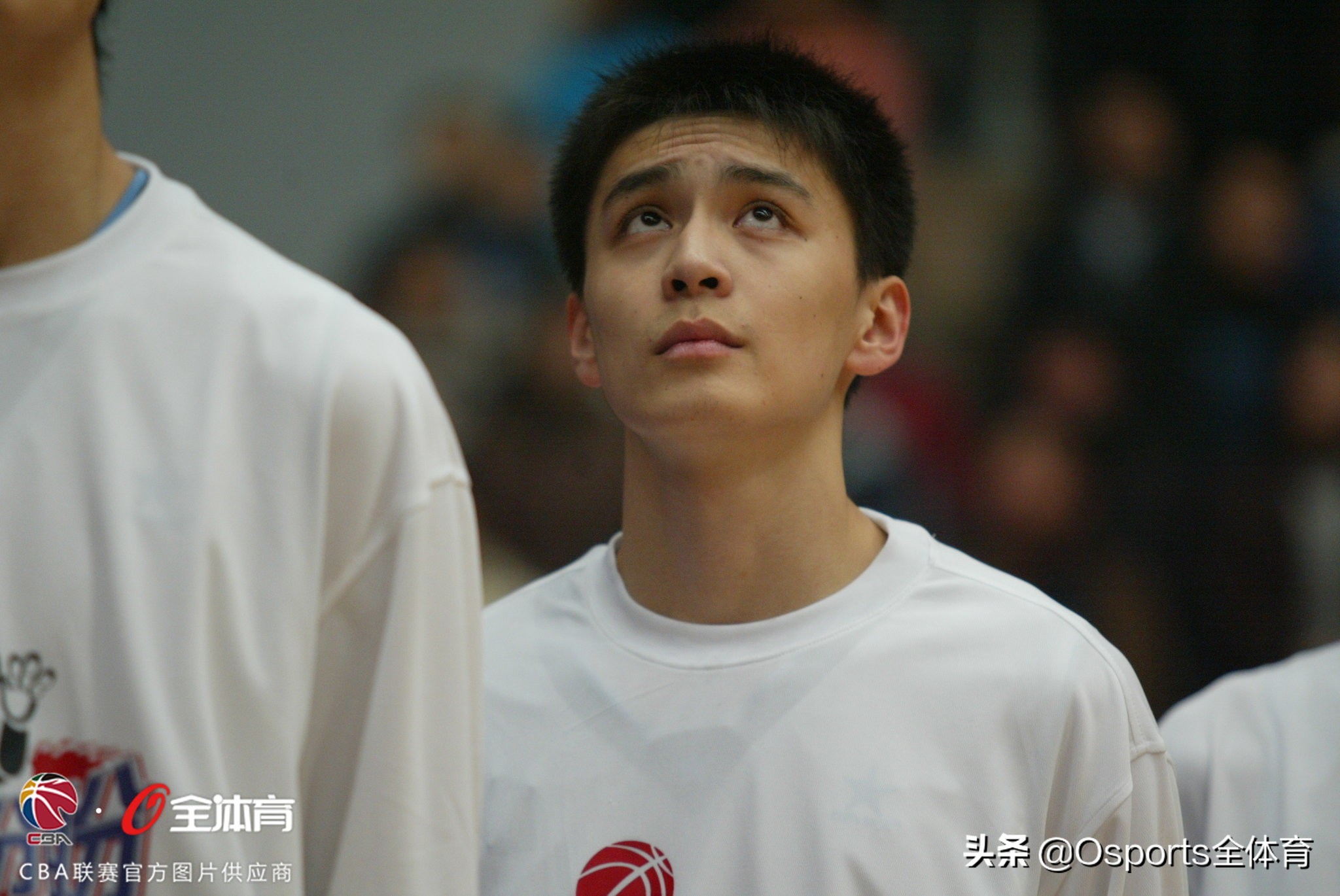 cba教练杨鸣为啥不能站起来,cba儒雅教练杨鸣名场面