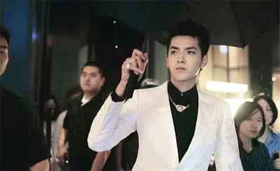 吴亦凡就这样写下了自己的结局，留下的三个疑问，是时候解开了