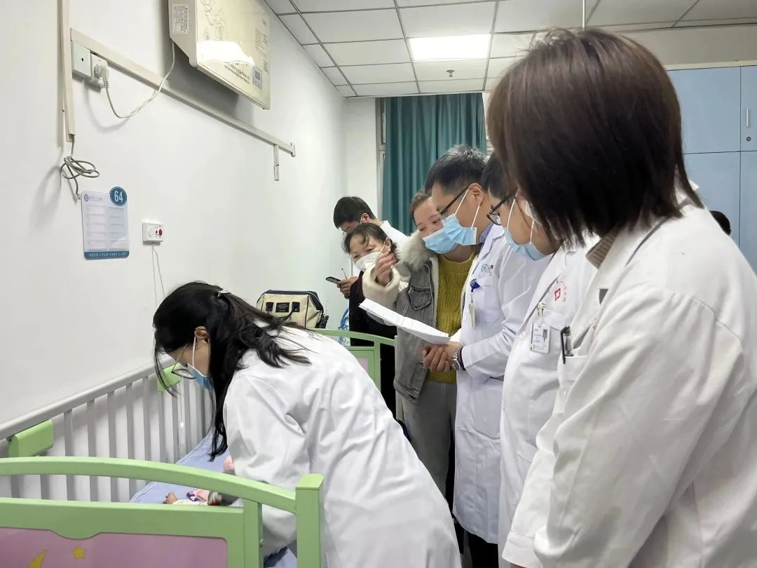 2月8、9日，重医儿院院长李秋率队到宜宾一医院开展免费诊疗活动