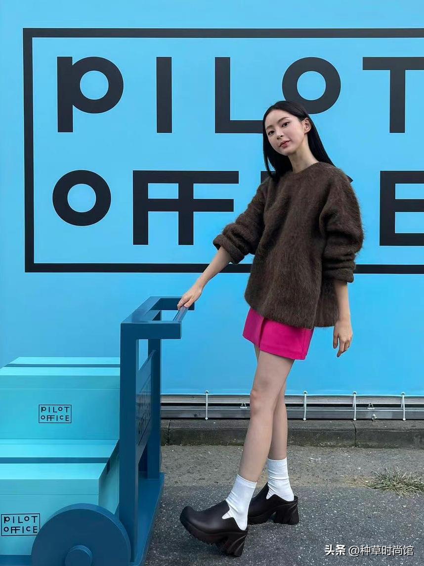 韩国小姐姐冬日穿搭,拜托冬天穿短袖