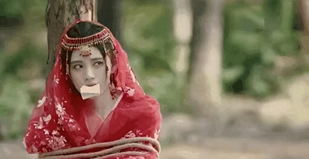 *绑捆**露大胸、台词乱来，这些“*辱侮**观众”的剧情，真把观众当傻子