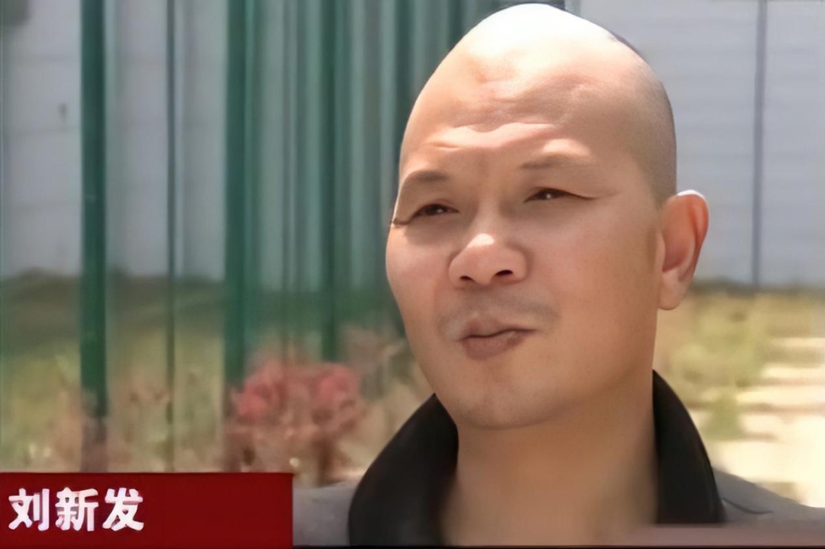 2013年，7名离异女性自愿给秃头大爷几十万，警察都笑了！