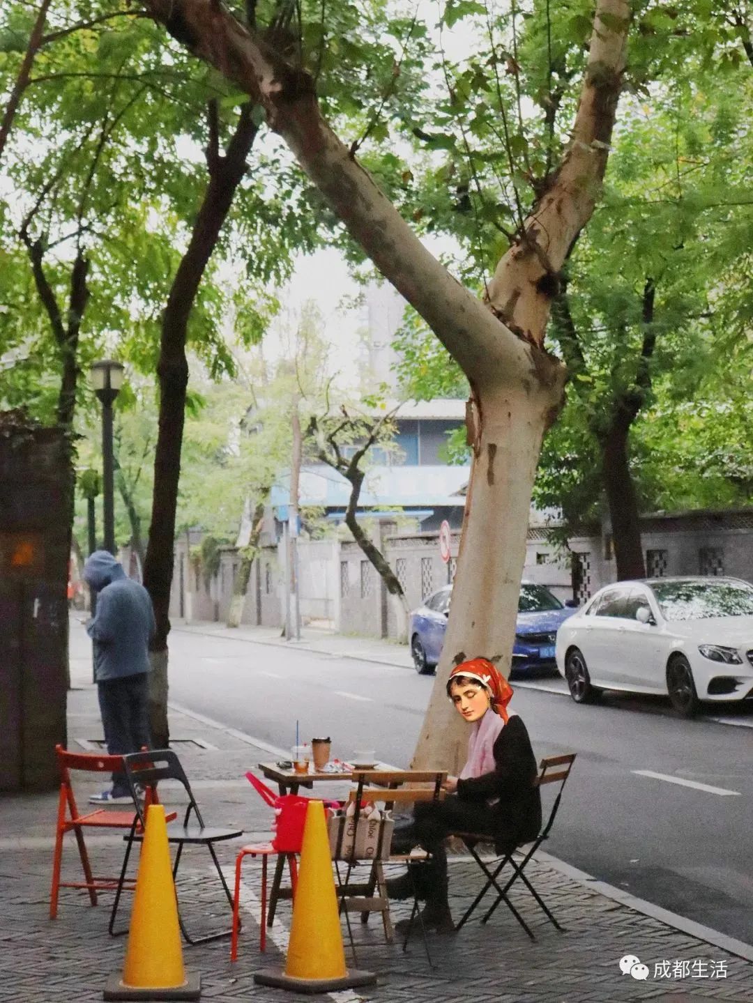 12条时髦老街，长满晒太阳的成都人