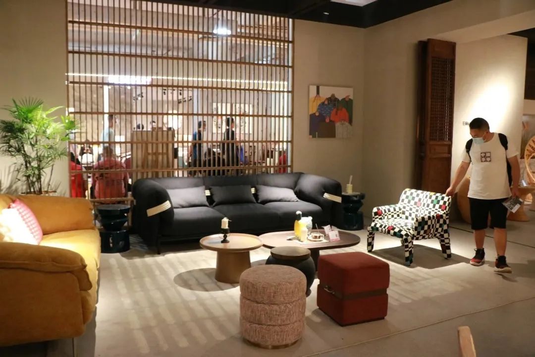 你家坐的沙发，可能就是这个“宇宙最强”家具小镇生产的